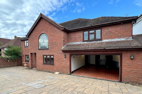 6 bedroom detached house to rent, Spareleaze Hill, Loughton IG10