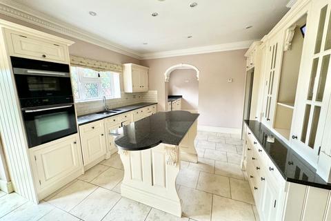 6 bedroom detached house to rent, Spareleaze Hill, Loughton IG10