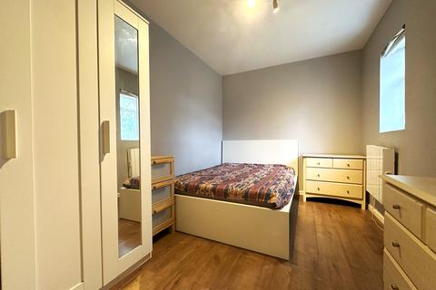 Studio to rent, Hornchurch RM11