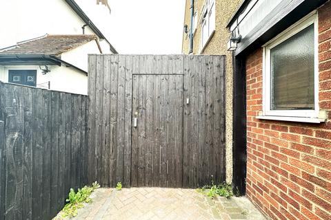 Studio to rent, Hornchurch RM11