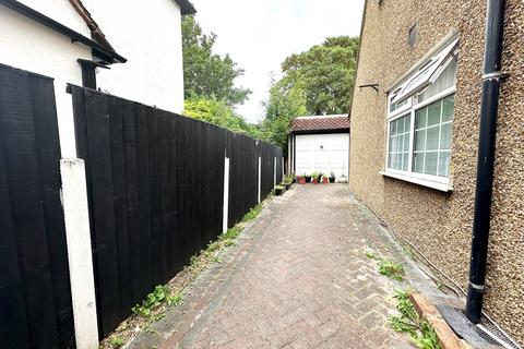 Studio to rent, Hornchurch RM11