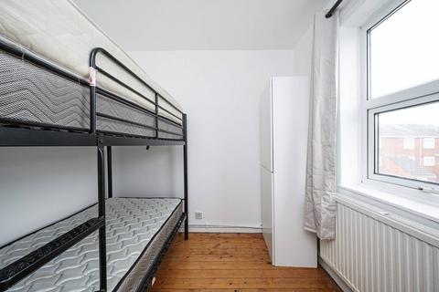 3 bedroom terraced house to rent, Dean Close, Clapton, London, E9