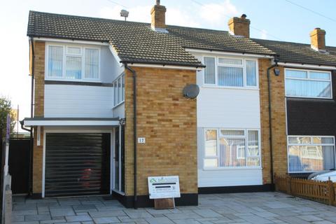 3 bedroom semi-detached house to rent, Manor Road, Hockley