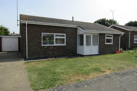 2 bedroom detached bungalow to rent, Woodfield Close, Walton On The Naze CO14