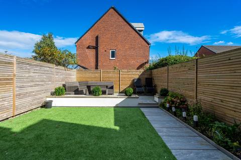 8 Lathom Close, Burscough, Ormskirk, L40 5XW