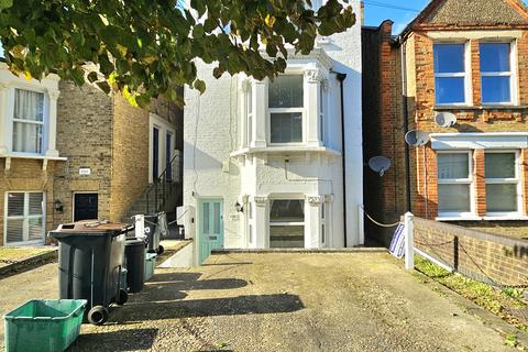 2 bedroom maisonette to rent, Birkbeck Road, BR3