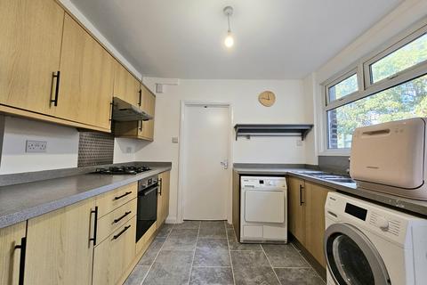 2 bedroom maisonette to rent, Birkbeck Road, BR3