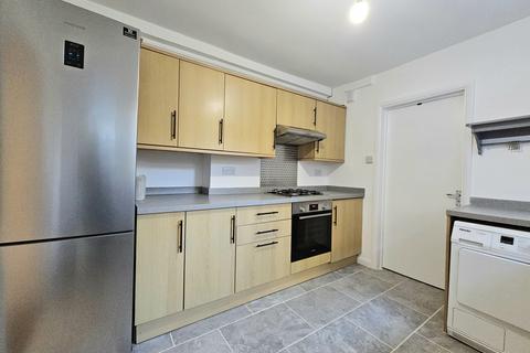 2 bedroom maisonette to rent, Birkbeck Road, BR3