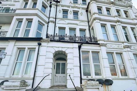 2 bedroom flat to rent, West Parade