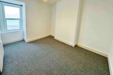 2 bedroom flat to rent, West Parade