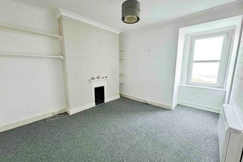 2 bedroom flat to rent, West Parade