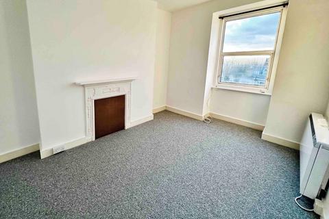 2 bedroom flat to rent, West Parade