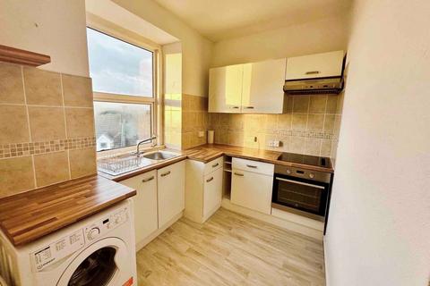 2 bedroom flat to rent, West Parade