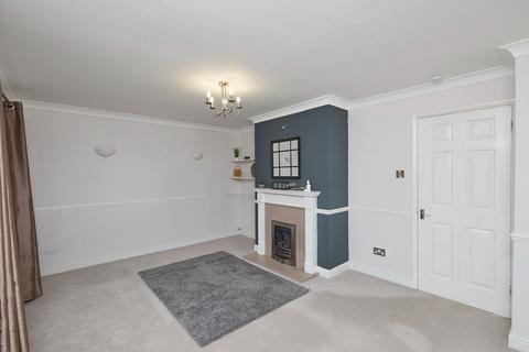 4 bedroom detached house to rent, Clipstone Gardens, Oakwood