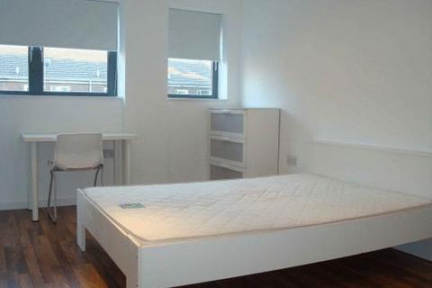 2 bedroom flat to rent, Chicksand Street, London