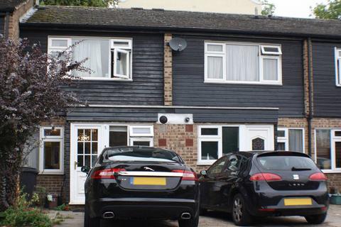 2 bedroom townhouse to rent, Iris Close, Surbiton KT6