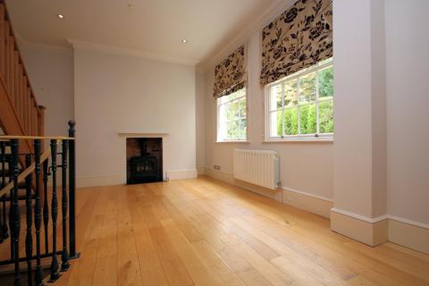 2 bedroom house to rent, West Hill Court, Henley-On-Thames RG9