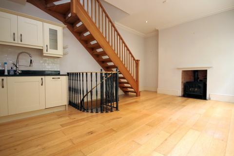 2 bedroom house to rent, West Hill Court, Henley-On-Thames RG9