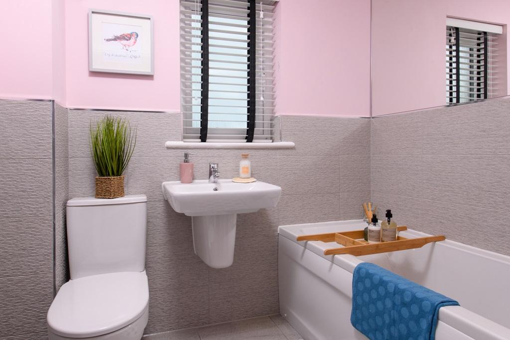 Modern Easedale main bathroom