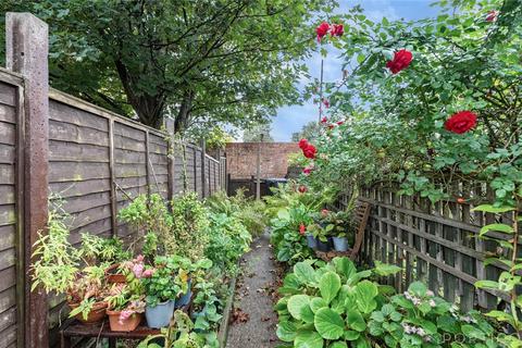 2 bedroom apartment for sale, Radbourne Road, London