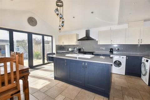 4 bedroom house for sale, Letzen Road, Canvey Island SS8