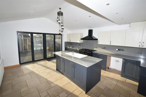 4 bedroom house for sale, Letzen Road, Canvey Island SS8