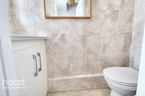 30 Masefield Close, Romford, RM3 7PP