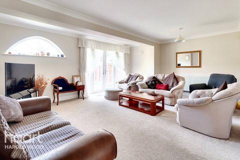 30 Masefield Close, Romford, RM3 7PP
