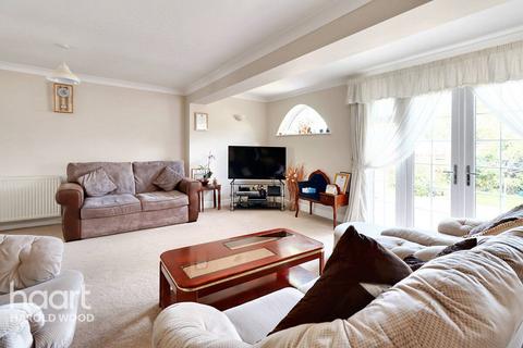 30 Masefield Close, Romford, RM3 7PP
