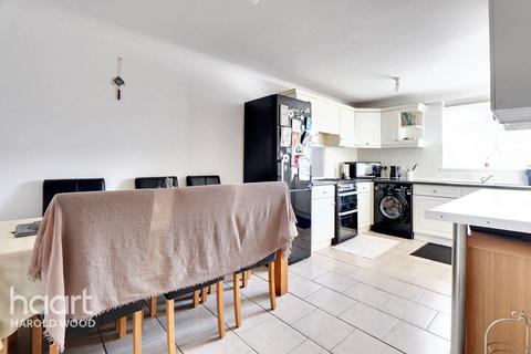 30 Masefield Close, Romford, RM3 7PP