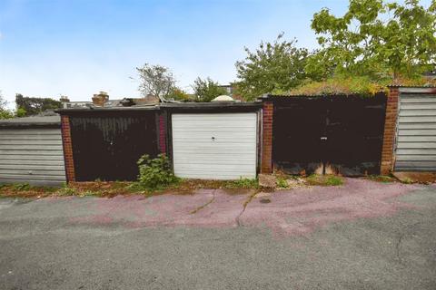 15 Devon Close, Buckhurst Hill, IG9 5LF