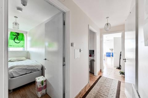 2 bedroom flat for sale, THE ROUNDWAY, Wood Green, London, N17