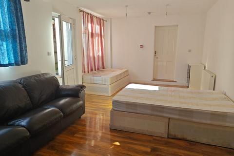 Studio to rent, South Road, Southall UB1