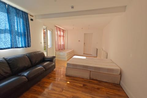 Studio to rent, South Road, Southall UB1