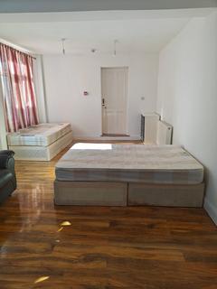 Studio to rent, South Road, Southall UB1