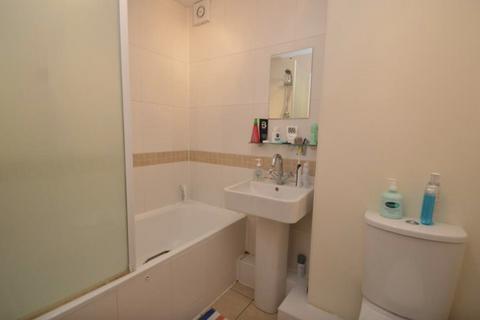 2 bedroom flat to rent, Hazelmere Road