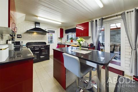 9 Dovefields, Rocester, Uttoxeter, ST14 5LT