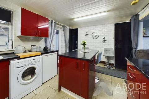 9 Dovefields, Rocester, Uttoxeter, ST14 5LT