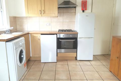 3 bedroom flat to rent, Frobisher Road, London N8