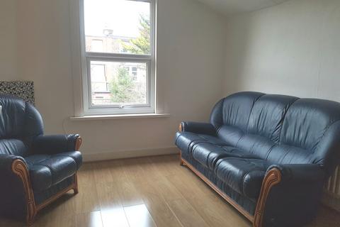 3 bedroom flat to rent, Frobisher Road, London N8