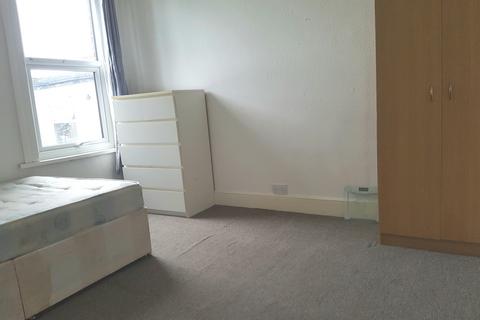 3 bedroom flat to rent, Frobisher Road, London N8