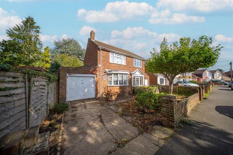 3 bedroom detached house to rent, Brainton Avenue, Feltham TW14