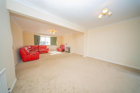 3 bedroom detached house to rent, Brainton Avenue, Feltham TW14