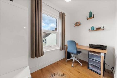 52 Douglas Road, Tonbridge, TN9 2TH