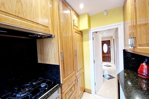 4 bedroom semi-detached house for sale, Colwyn Avenue, Perivale UB6