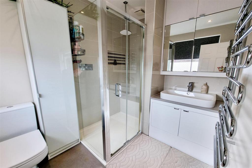 En suite shower room: