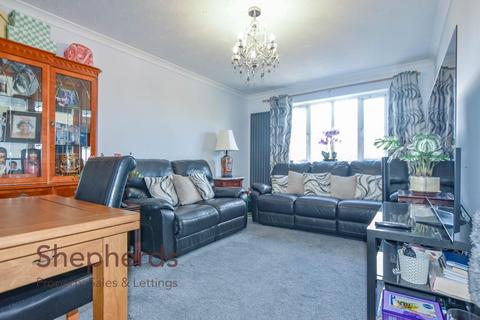 2 bedroom flat for sale, Village Close, Hoddesdon EN11