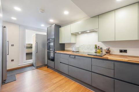 4 bedroom flat for sale, Metro Central Heights, 119 Newington Causeway, London