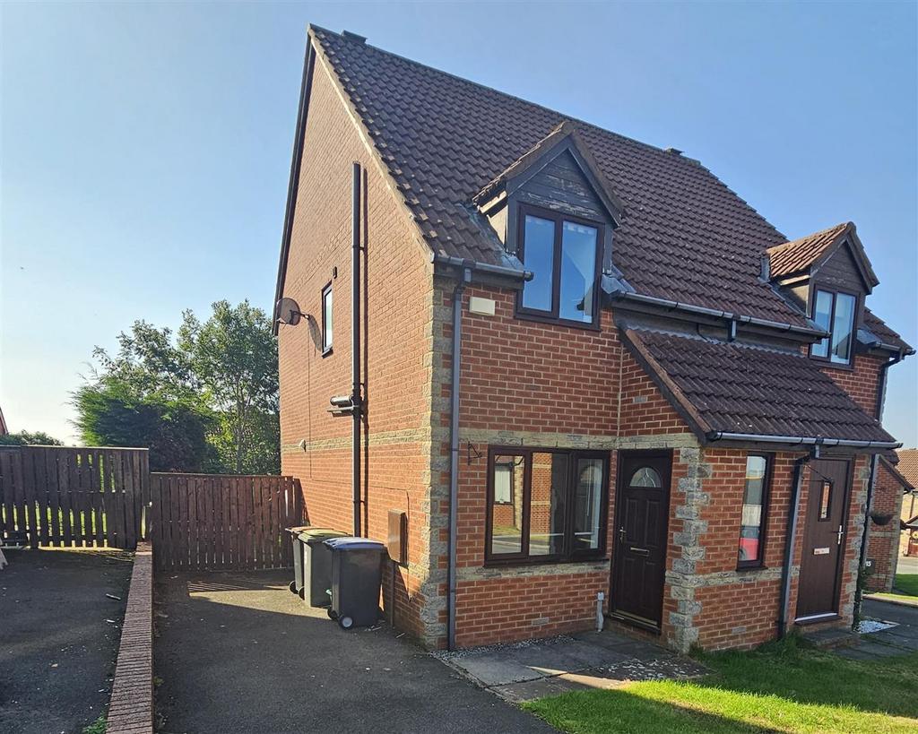 Romany Drive, Consett, DH8 2 bed semidetached house to rent £650 pcm