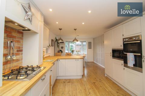 18 Chatsworth Close, Grimsby, DN37 7BF